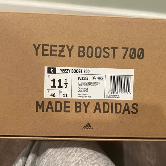 Yeezy Adidas Boost 700 Utility Black - Picture 7 of 7